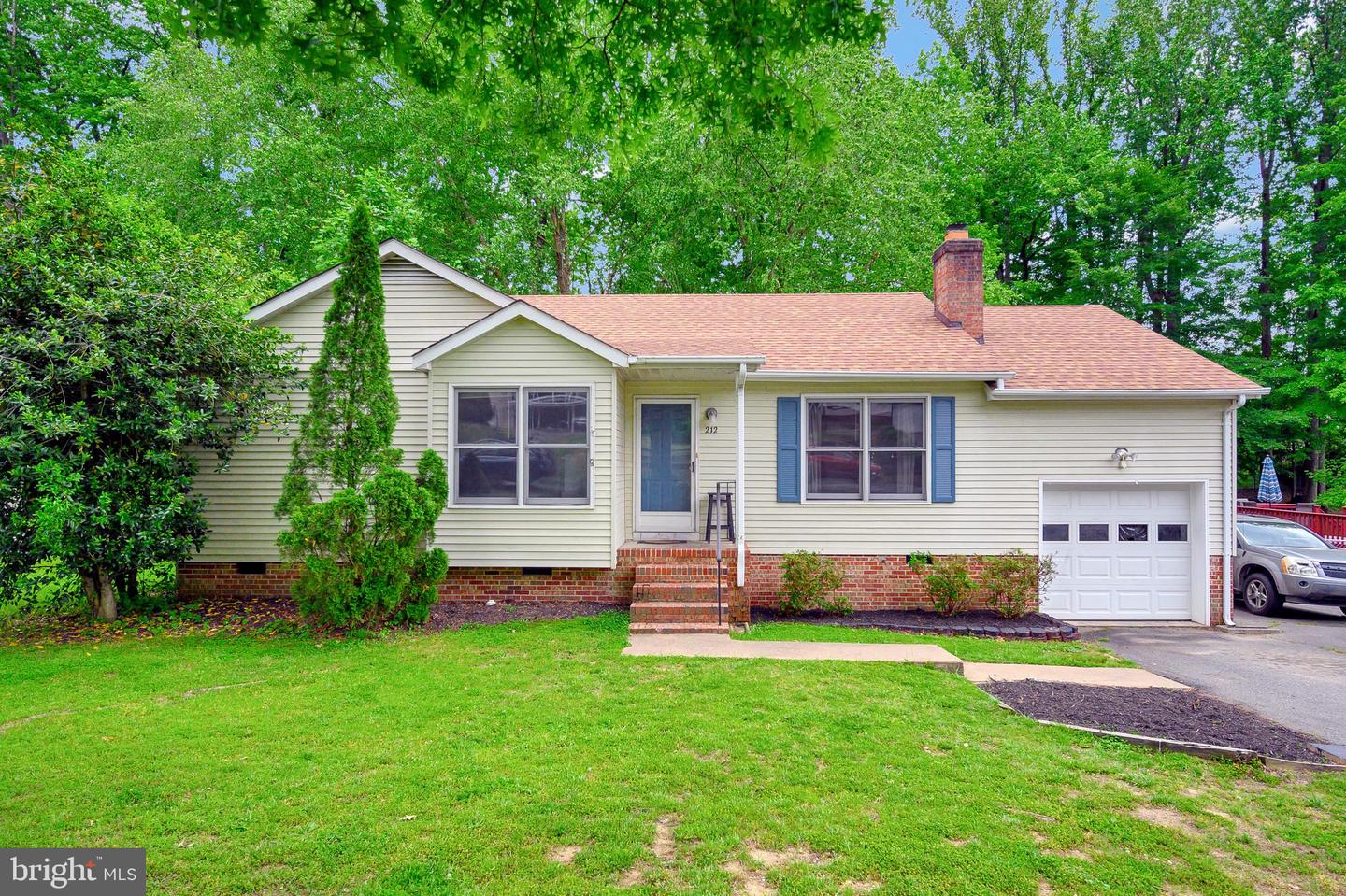 212 Tanglewood LANE