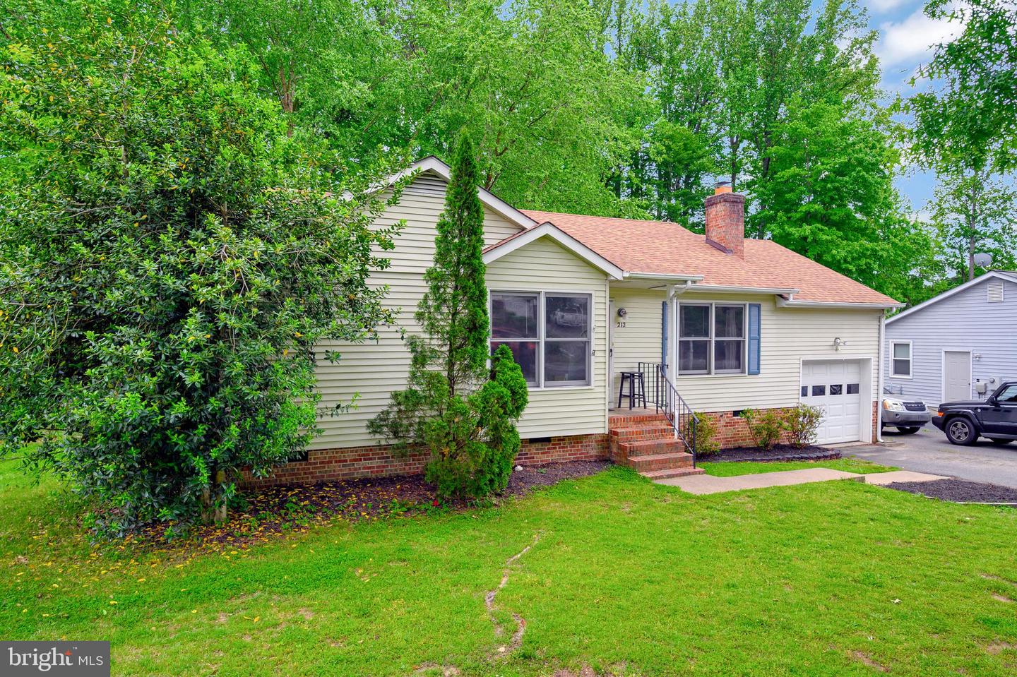 212 Tanglewood LANE