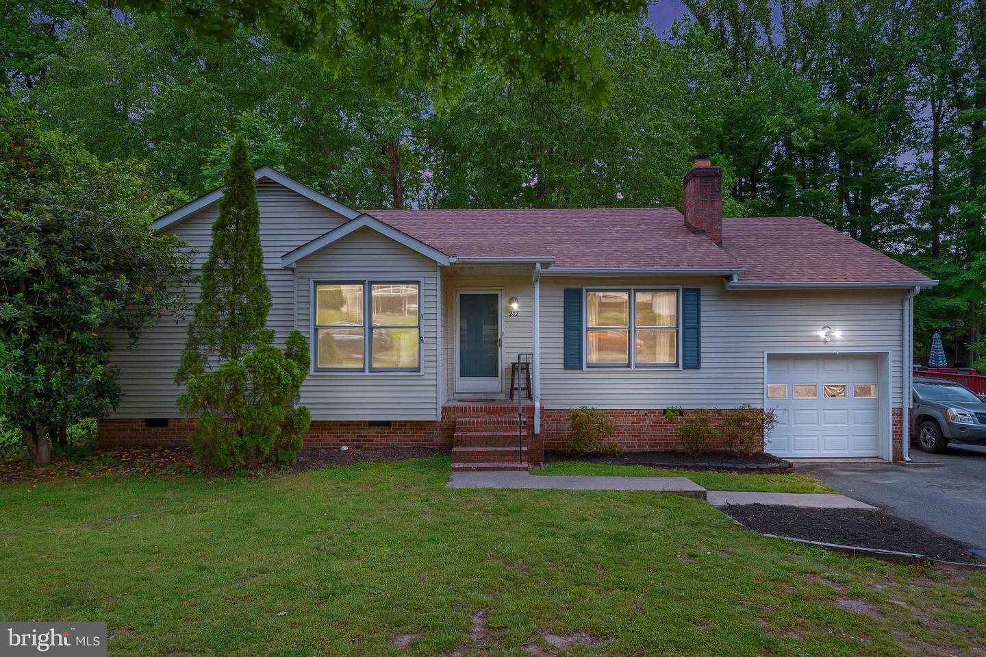 212 Tanglewood LANE