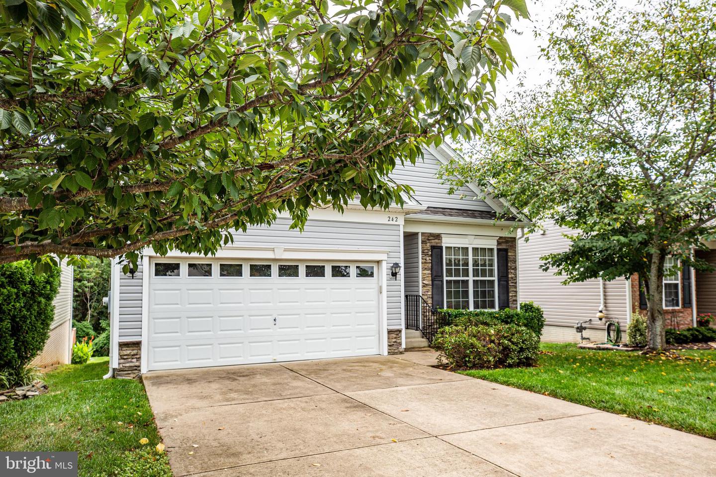 242 Bridgewater CIRCLE