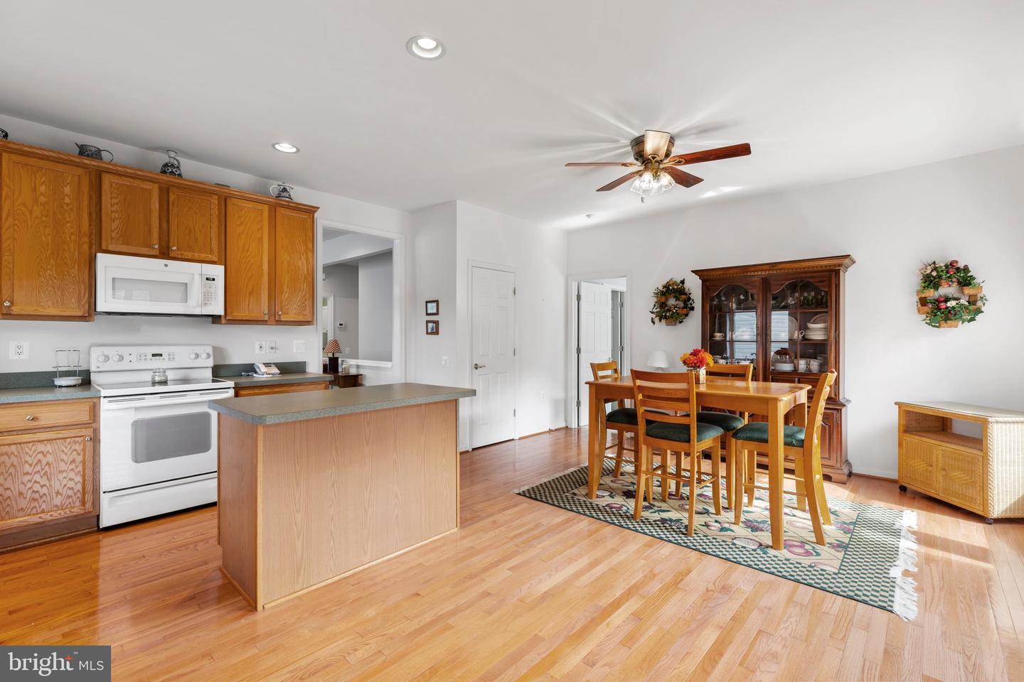 242 Bridgewater CIRCLE