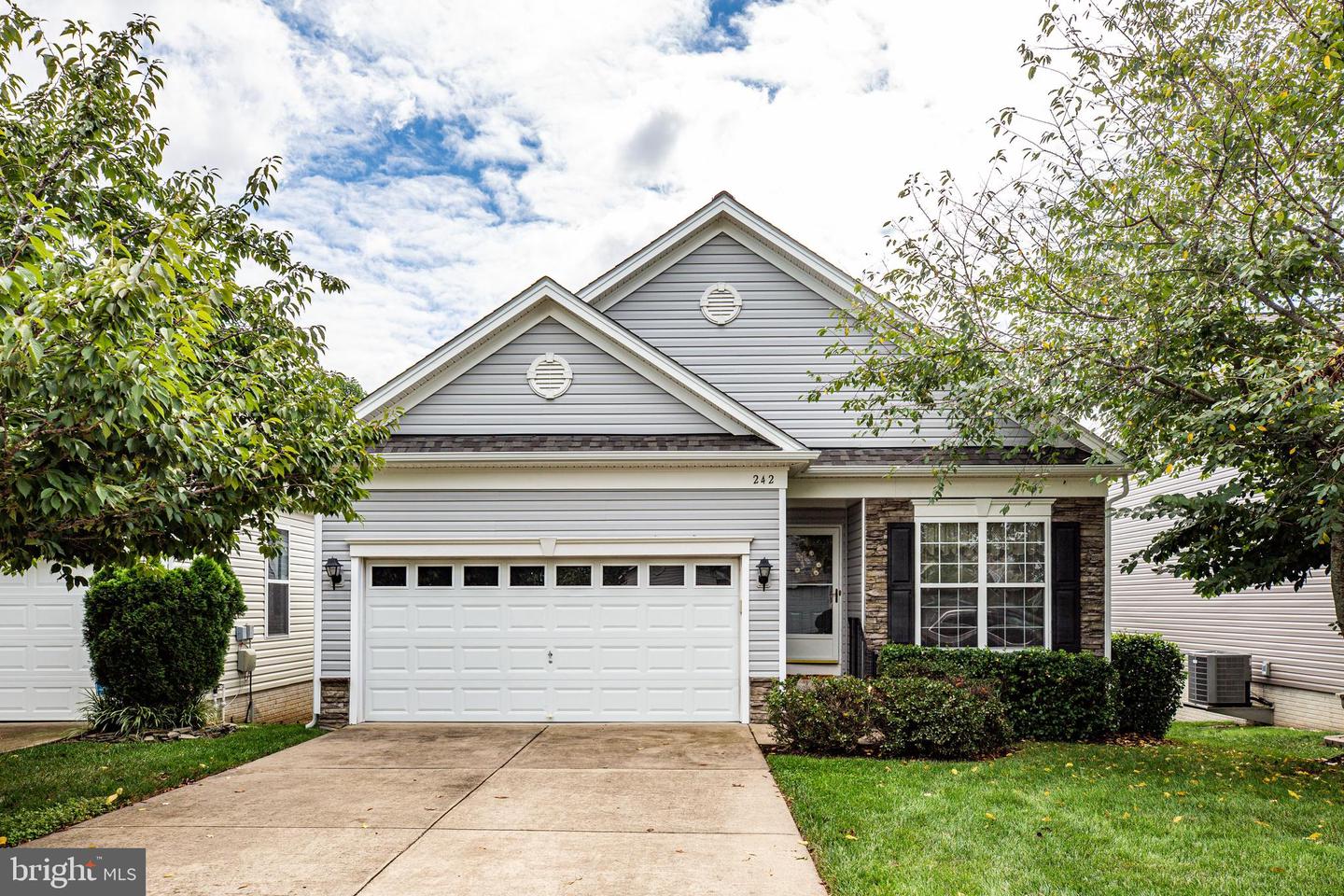 242 Bridgewater CIRCLE