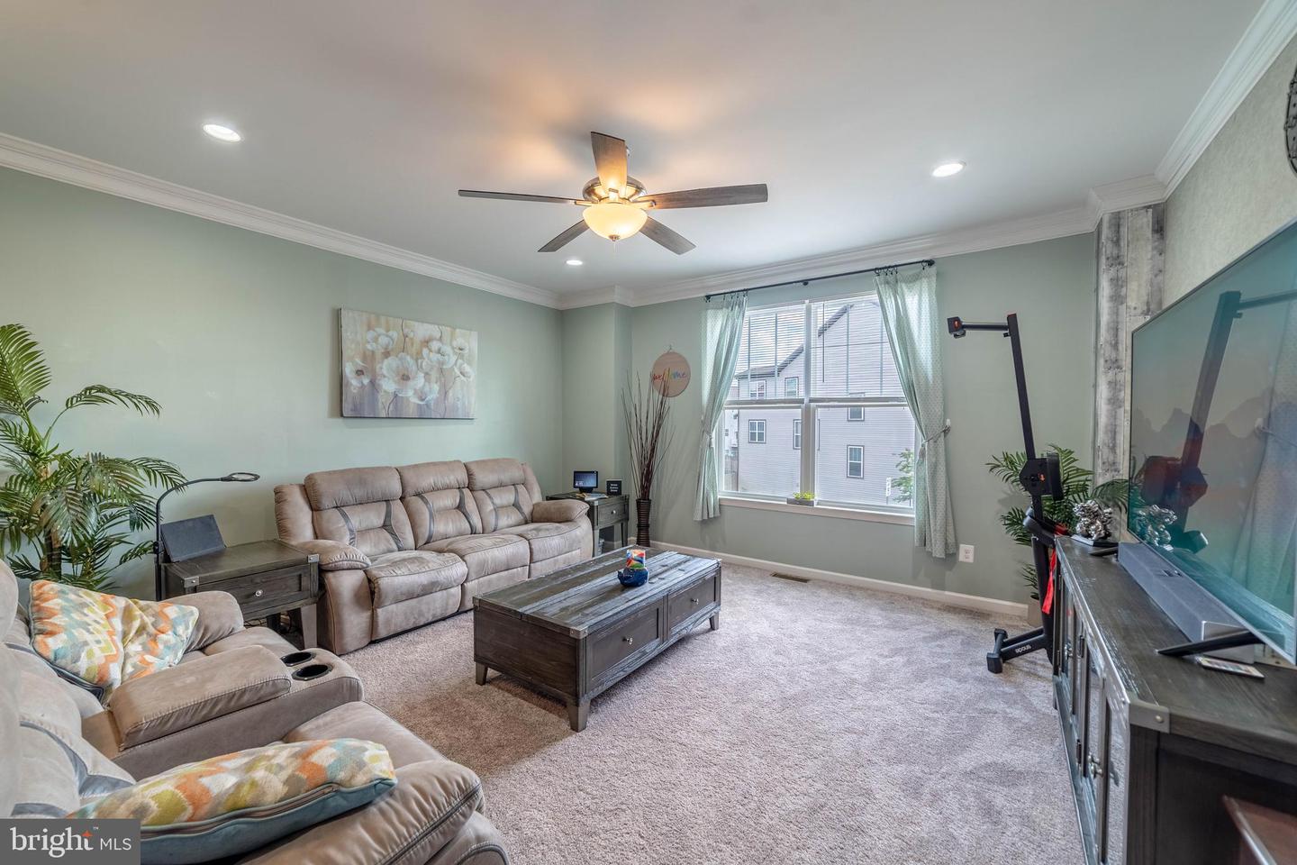 28 Lamplighter LANE