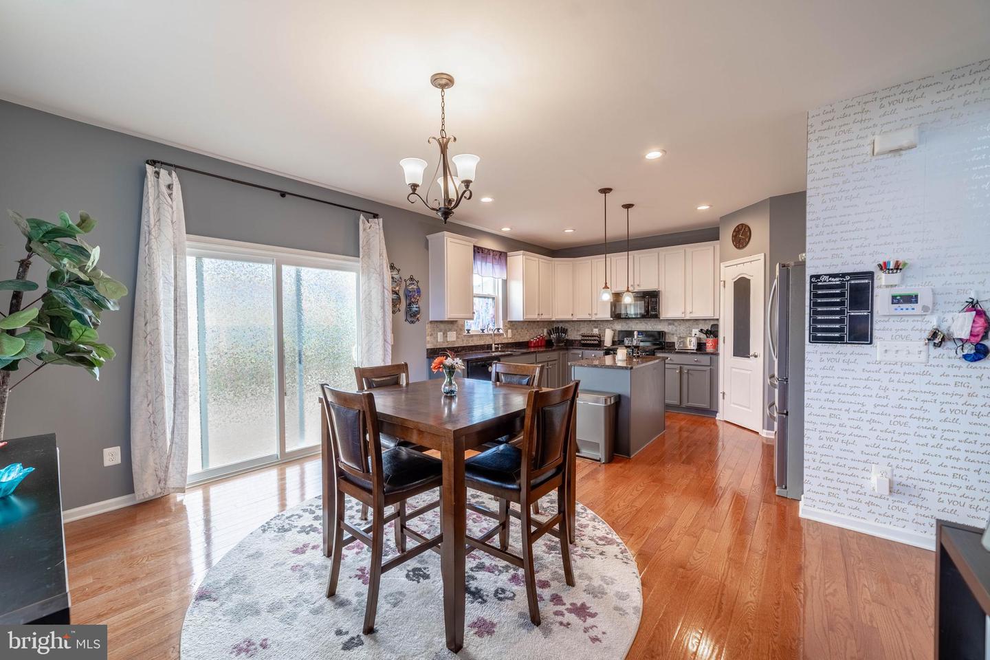28 Lamplighter LANE