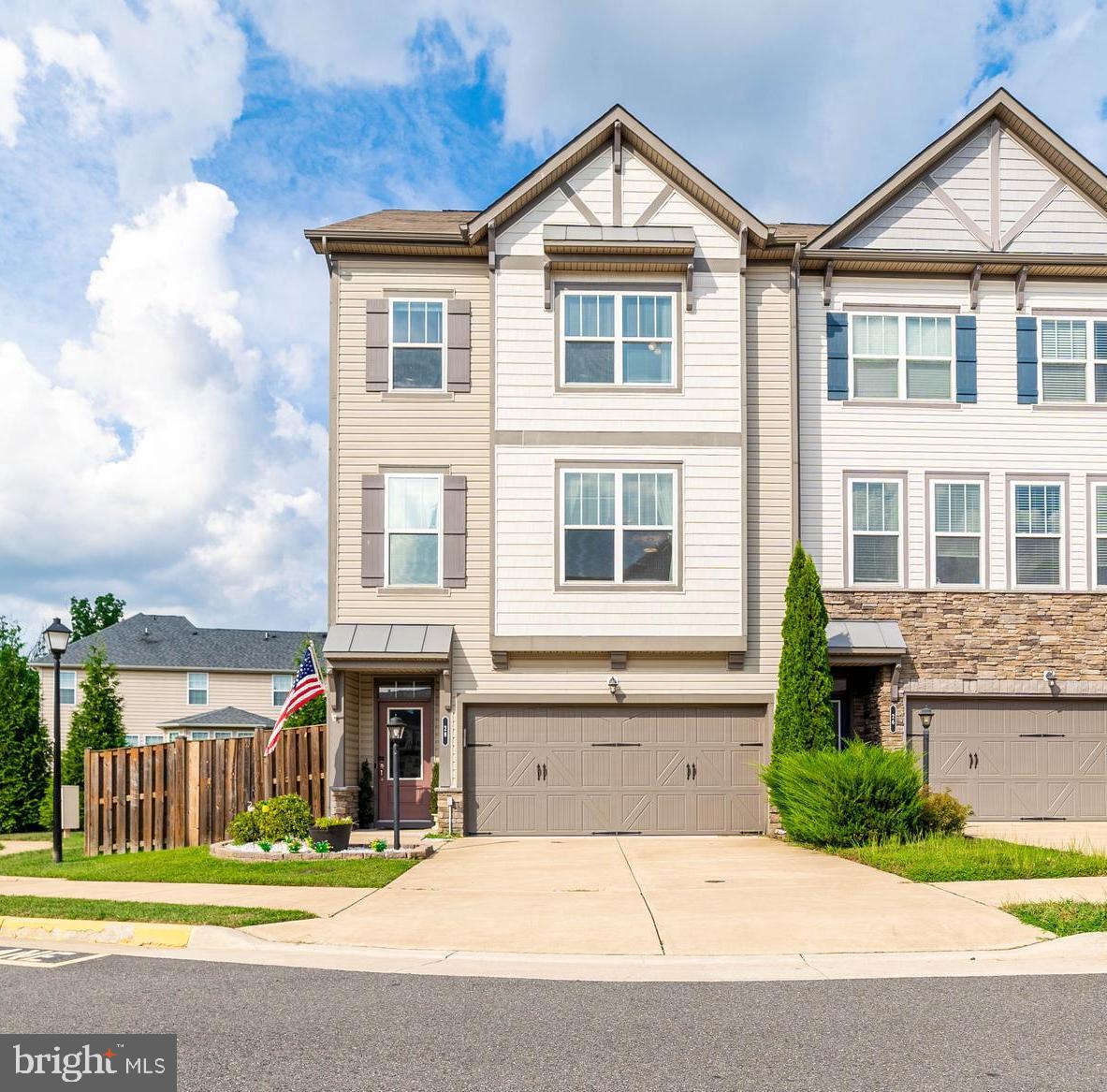 28 Lamplighter LANE