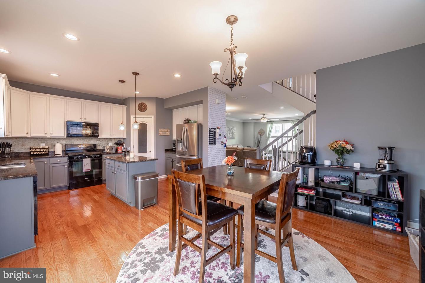 28 Lamplighter LANE