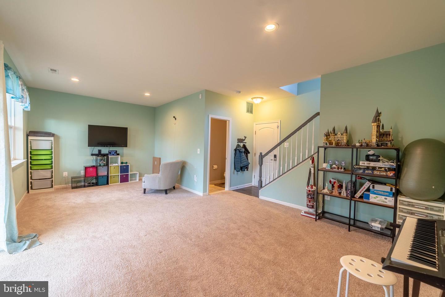 28 Lamplighter LANE