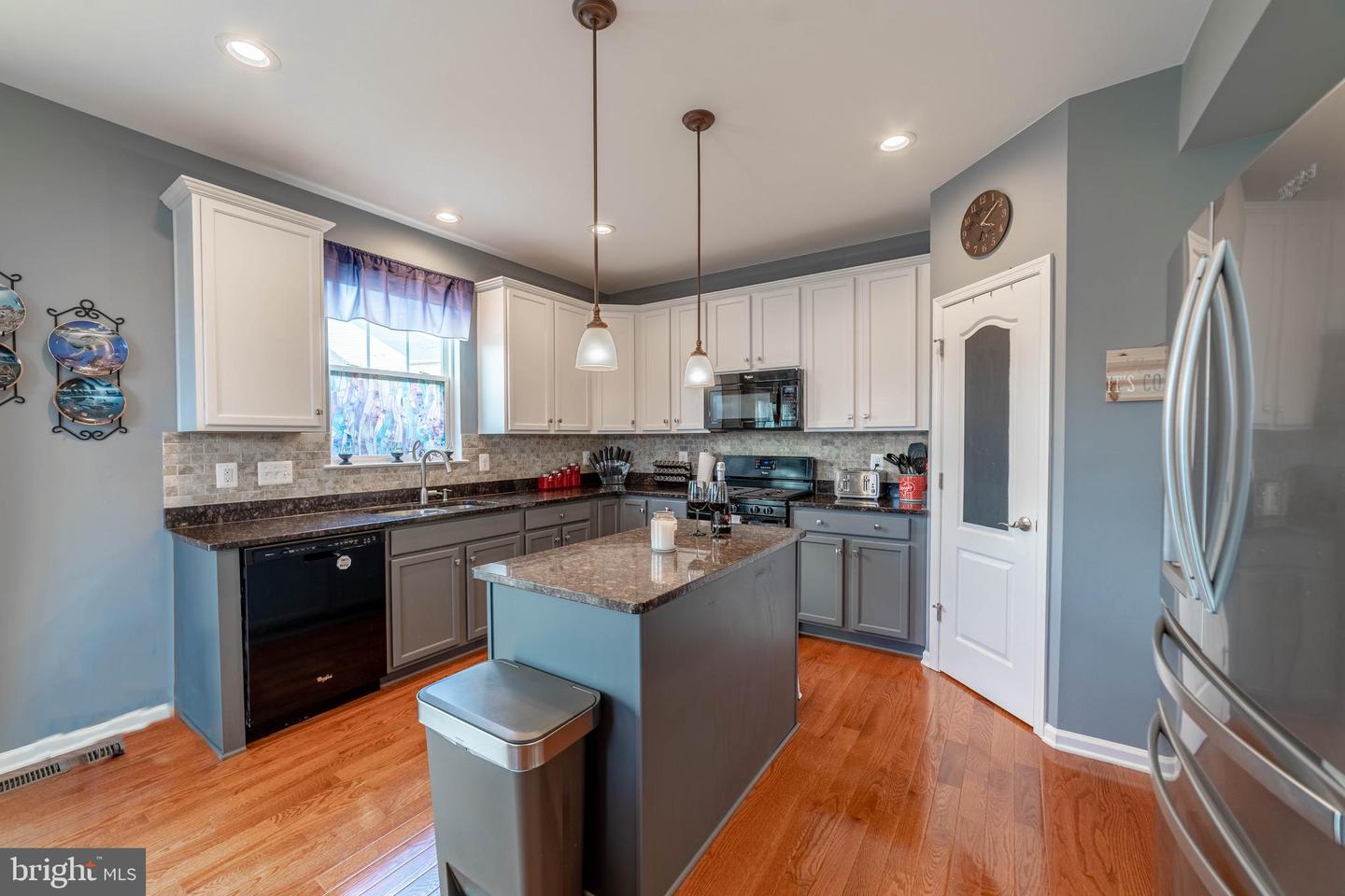 28 Lamplighter LANE