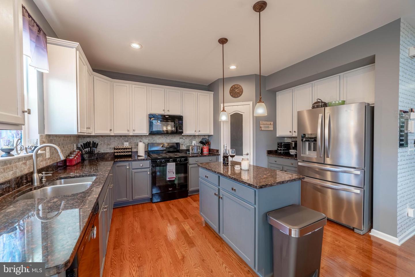 28 Lamplighter LANE