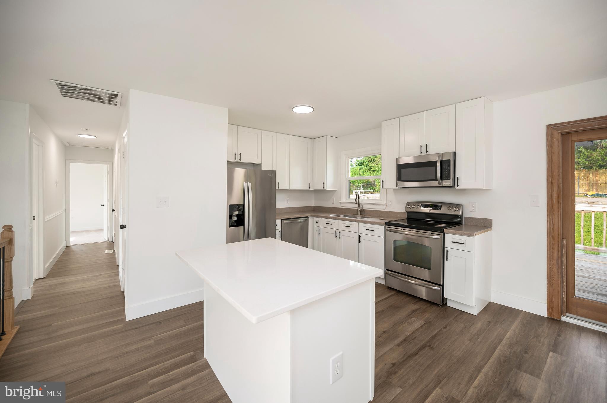 108 Meadow Ln