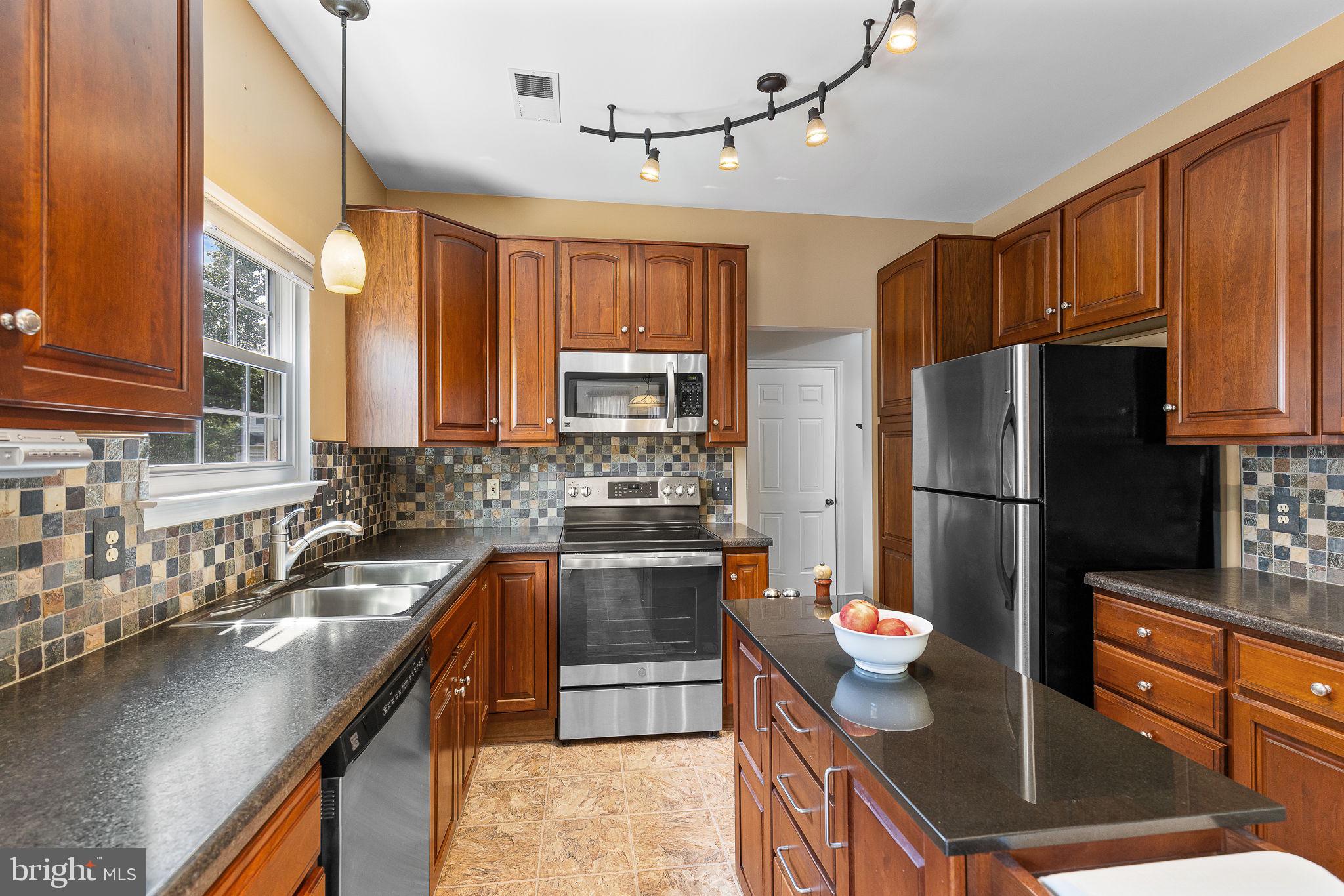 6 Sharon Ln