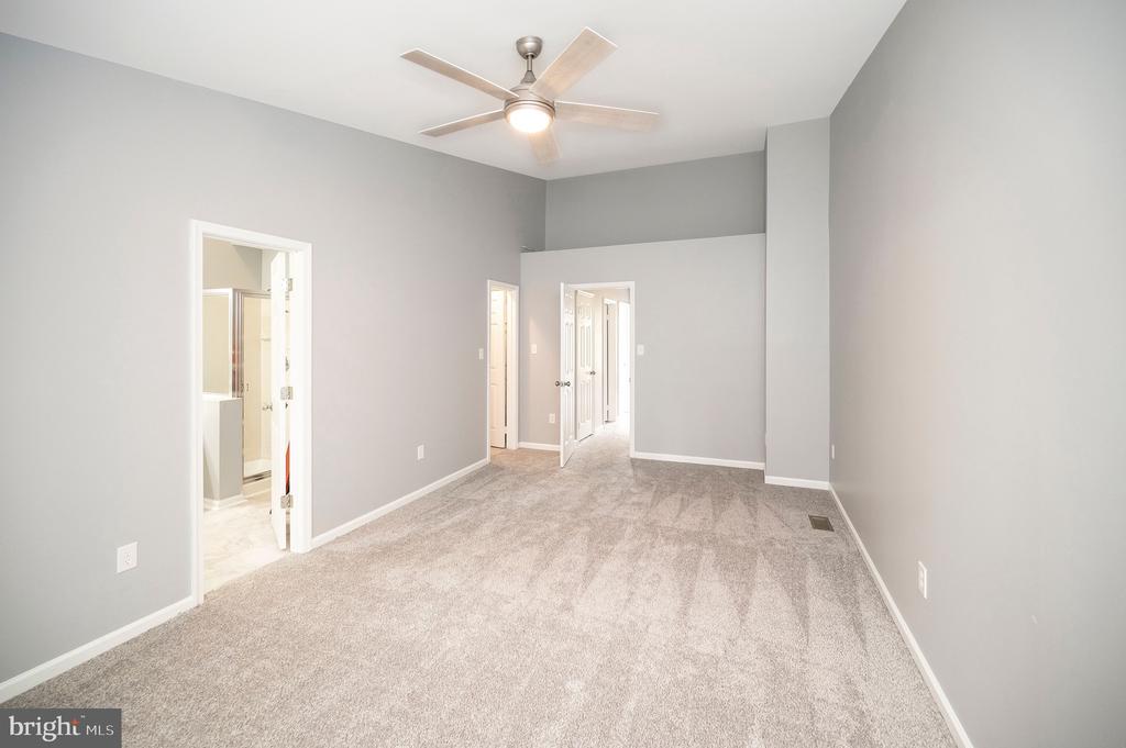 302 Castlebury Ct