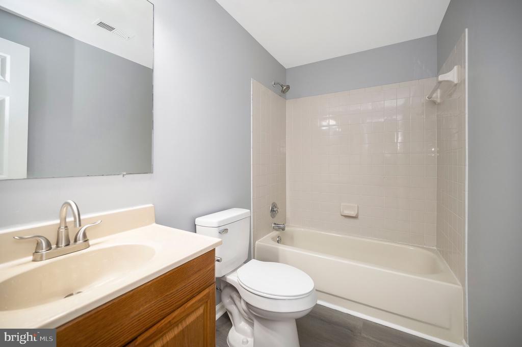 302 Castlebury Ct