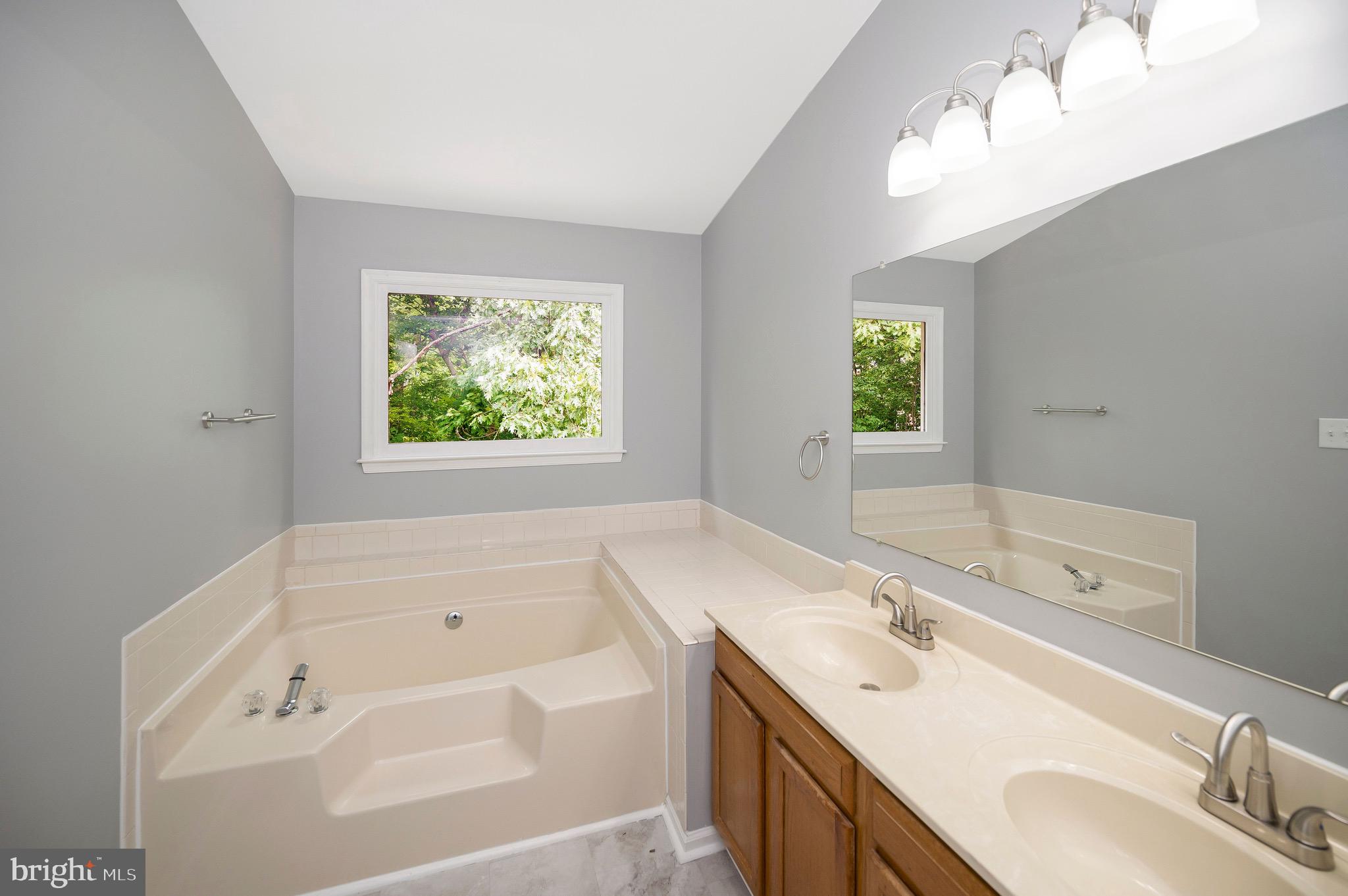 302 Castlebury Ct