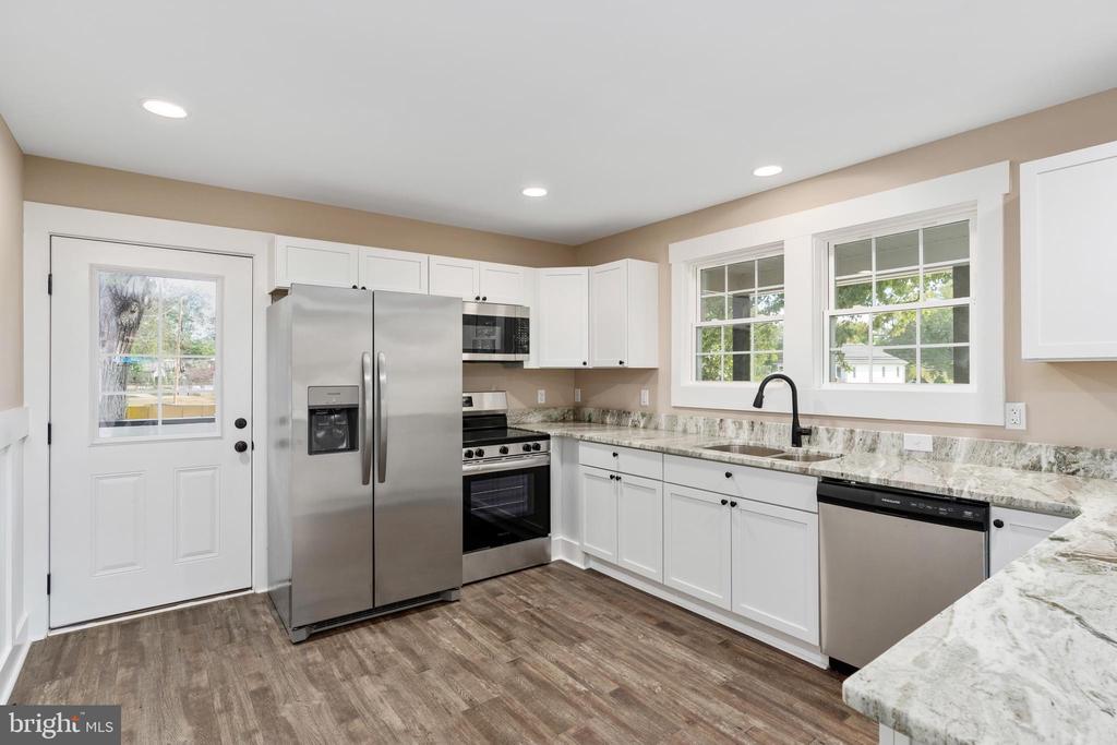 611 WHITE OAK ROAD