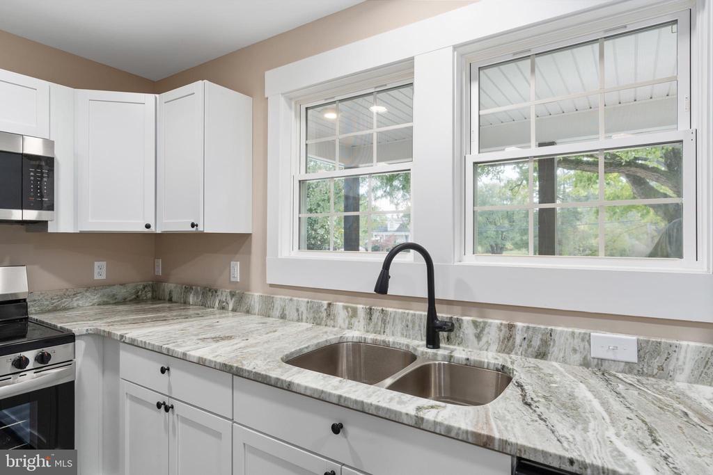611 WHITE OAK ROAD