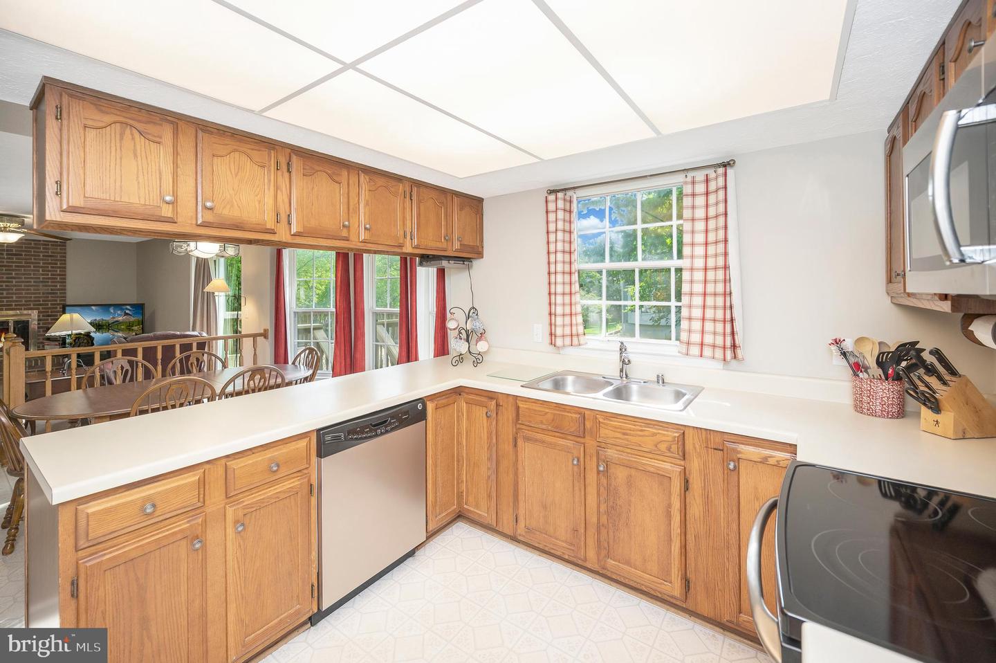 30 Rocky Way Dr