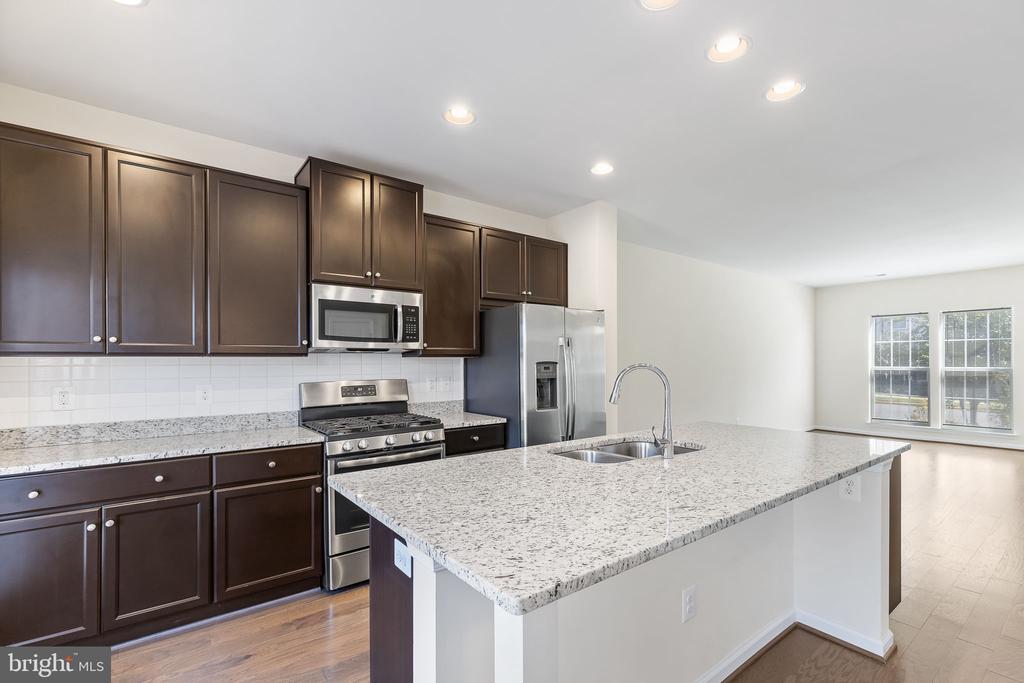 844 BASSWOOD DR