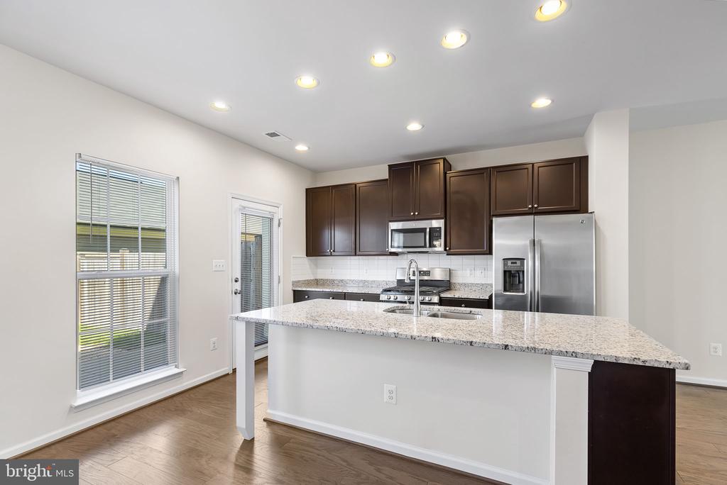844 BASSWOOD DR