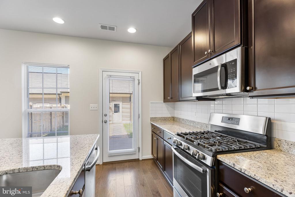 844 BASSWOOD DR