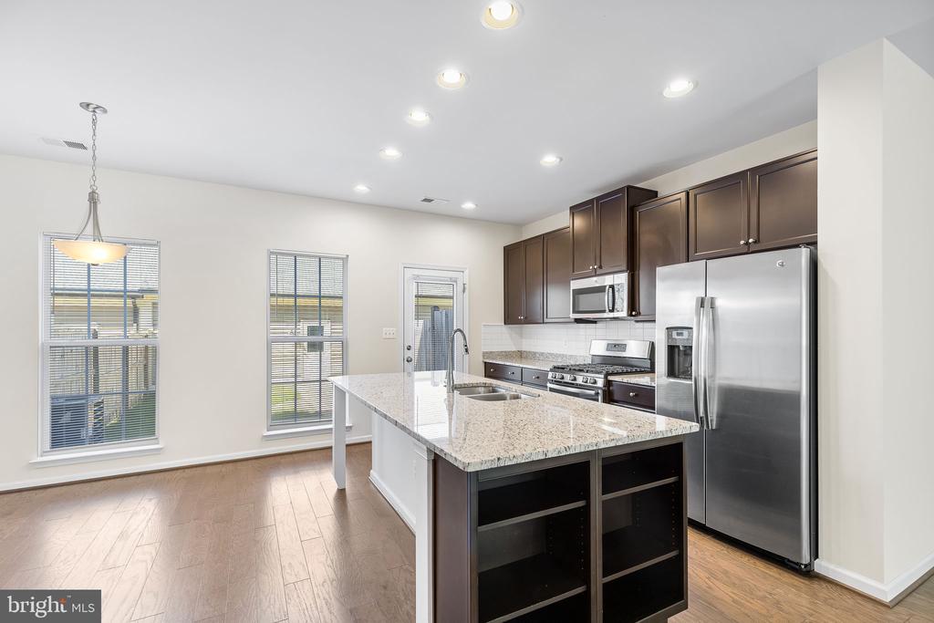 844 BASSWOOD DR