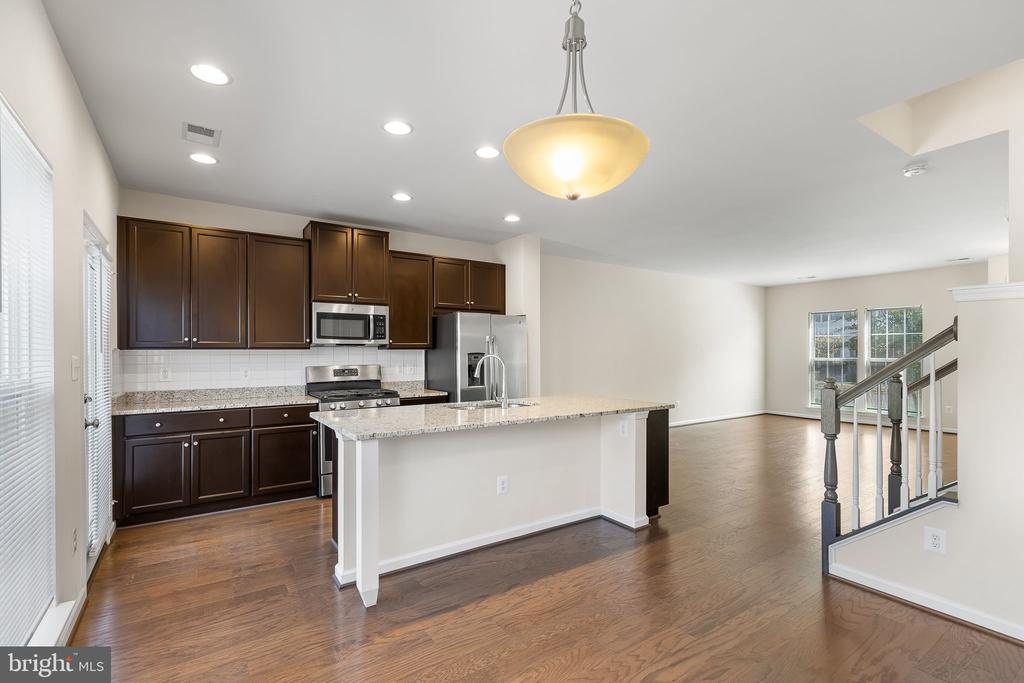 844 BASSWOOD DR