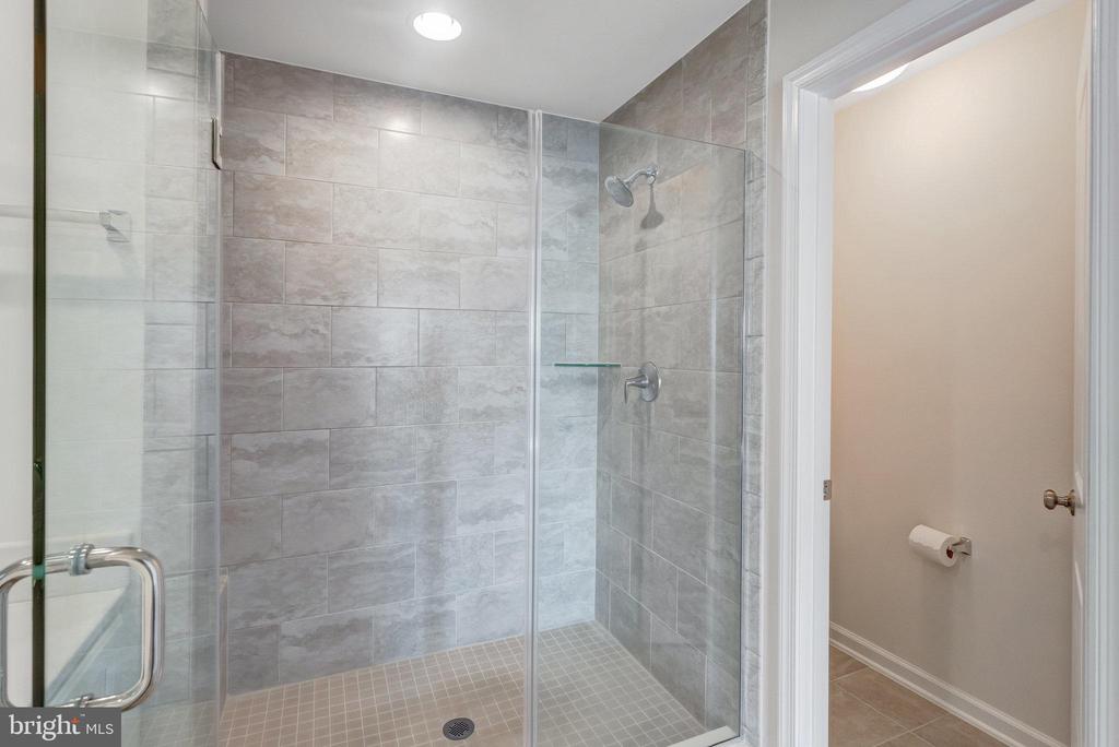 921 Basswood Dr