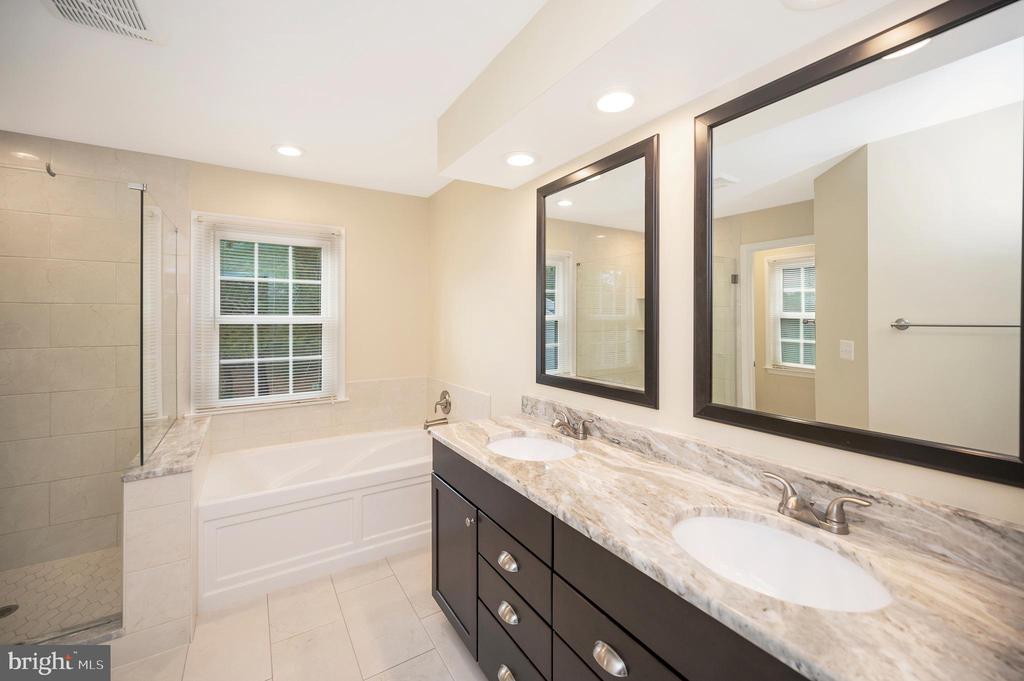 8 Oakbrook Ct