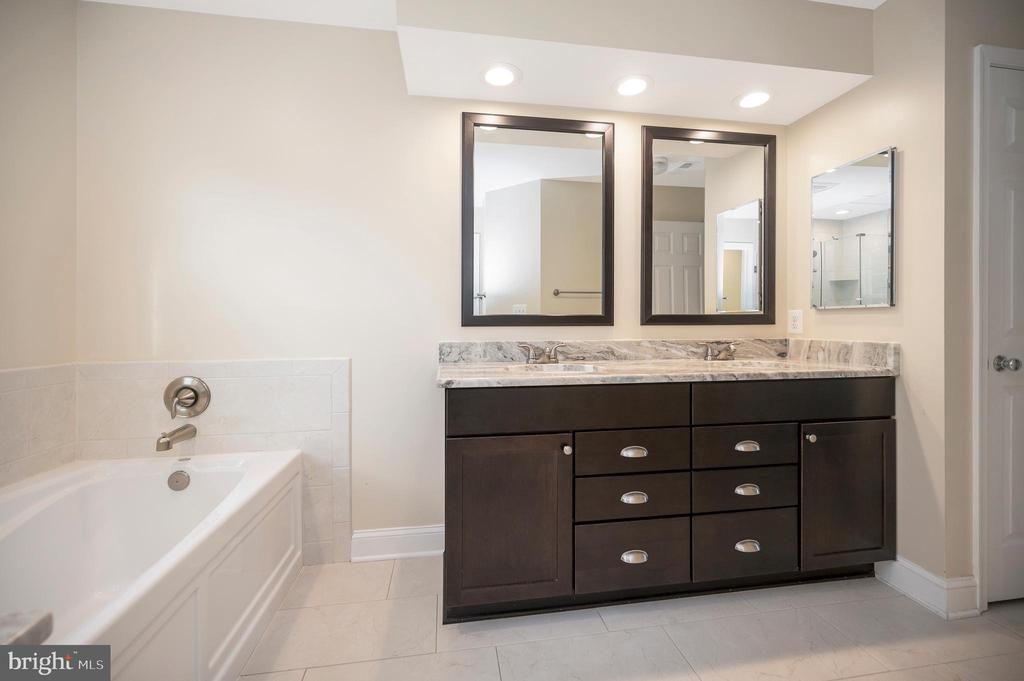 8 Oakbrook Ct