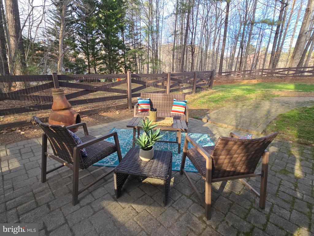 16 Beaver Ridge Rd