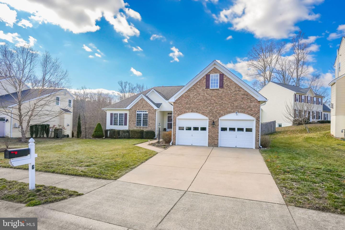 6 Cloverleaf Ct