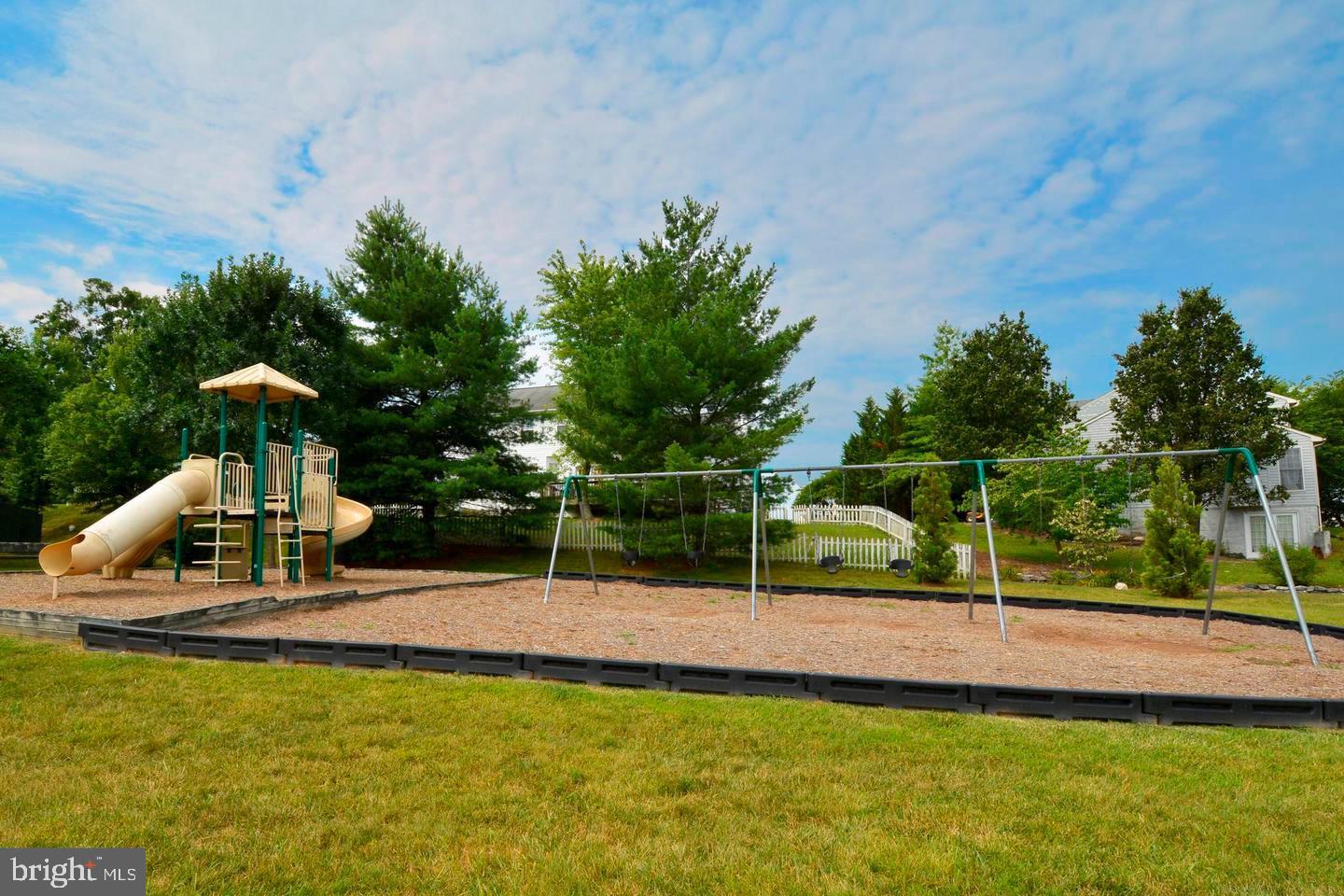 6 Cloverleaf Ct