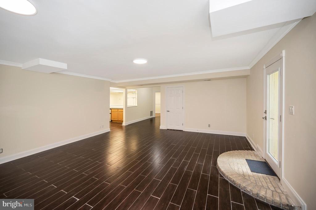 4 RUFFIAN DR