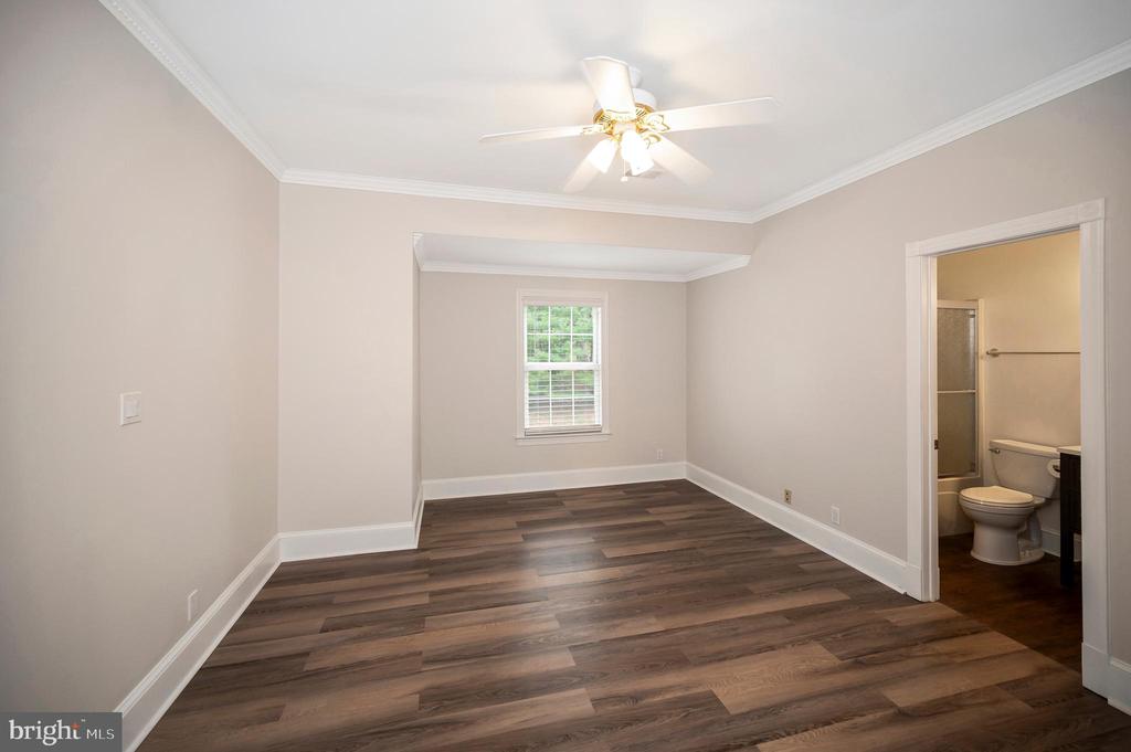 4 RUFFIAN DR