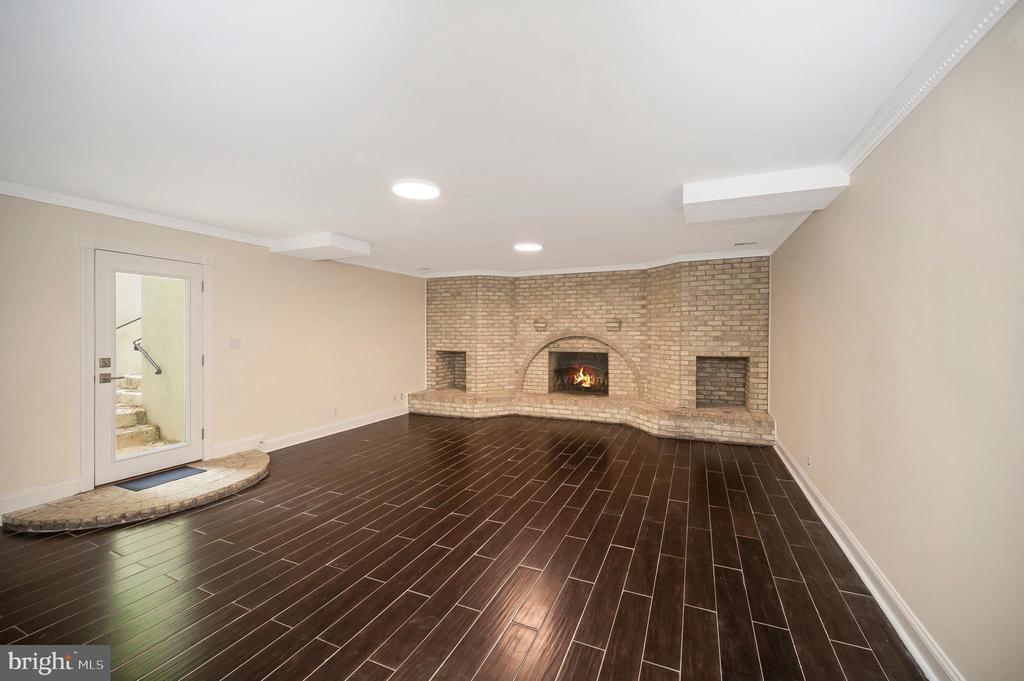 4 RUFFIAN DR