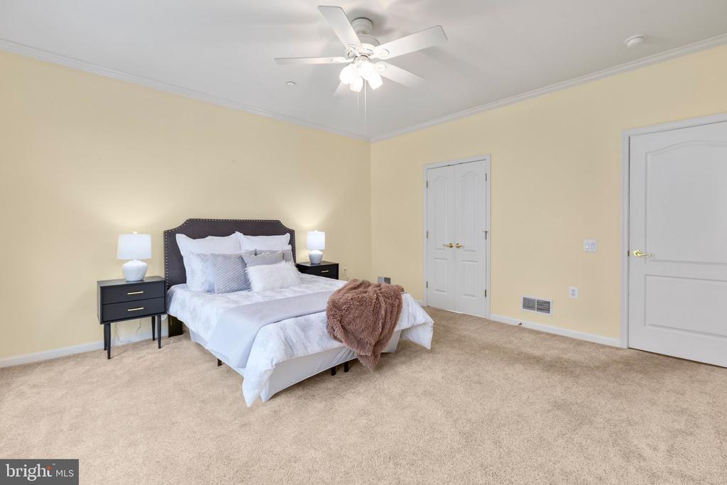 2 Carson Dr