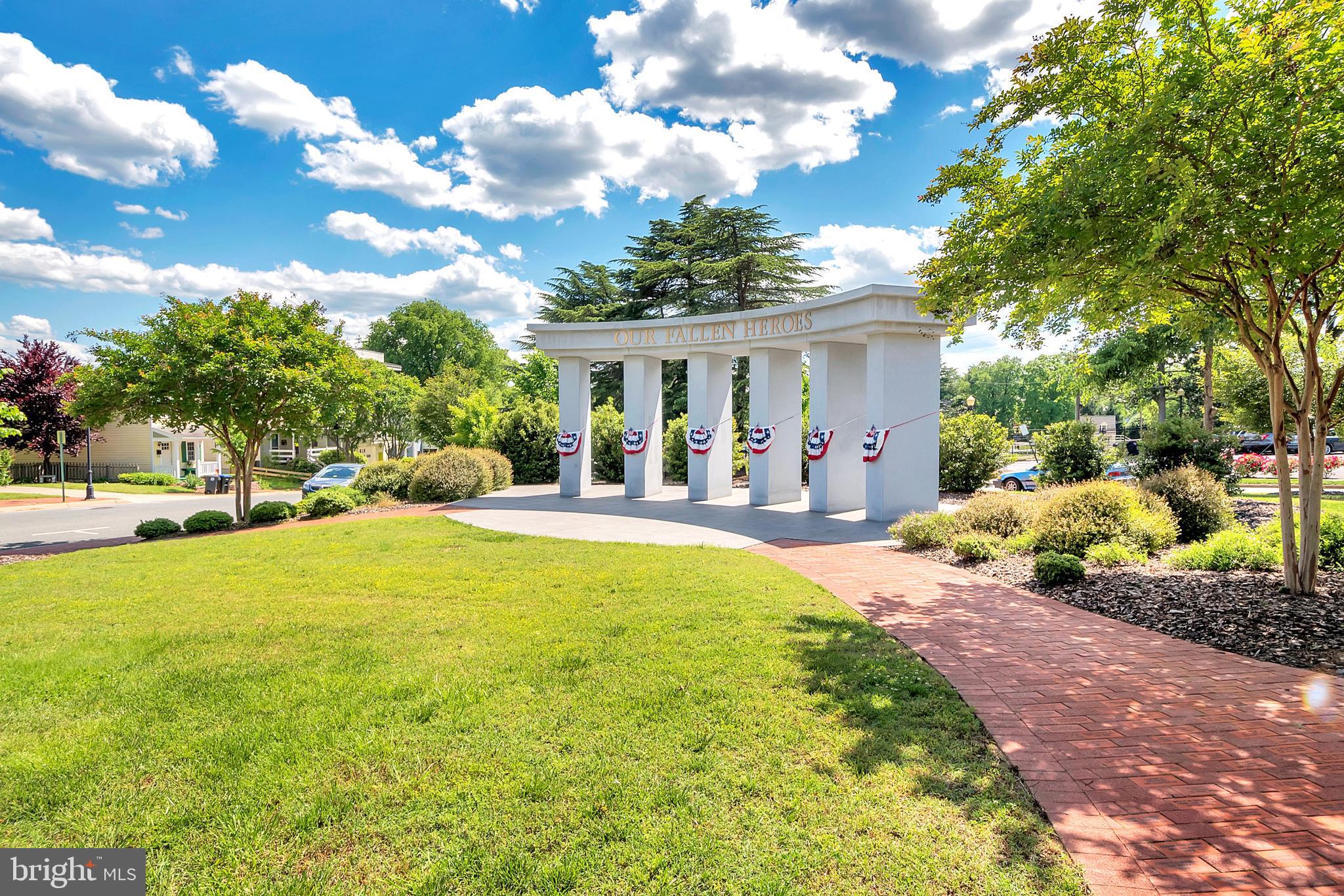 313 Ingleside Dr