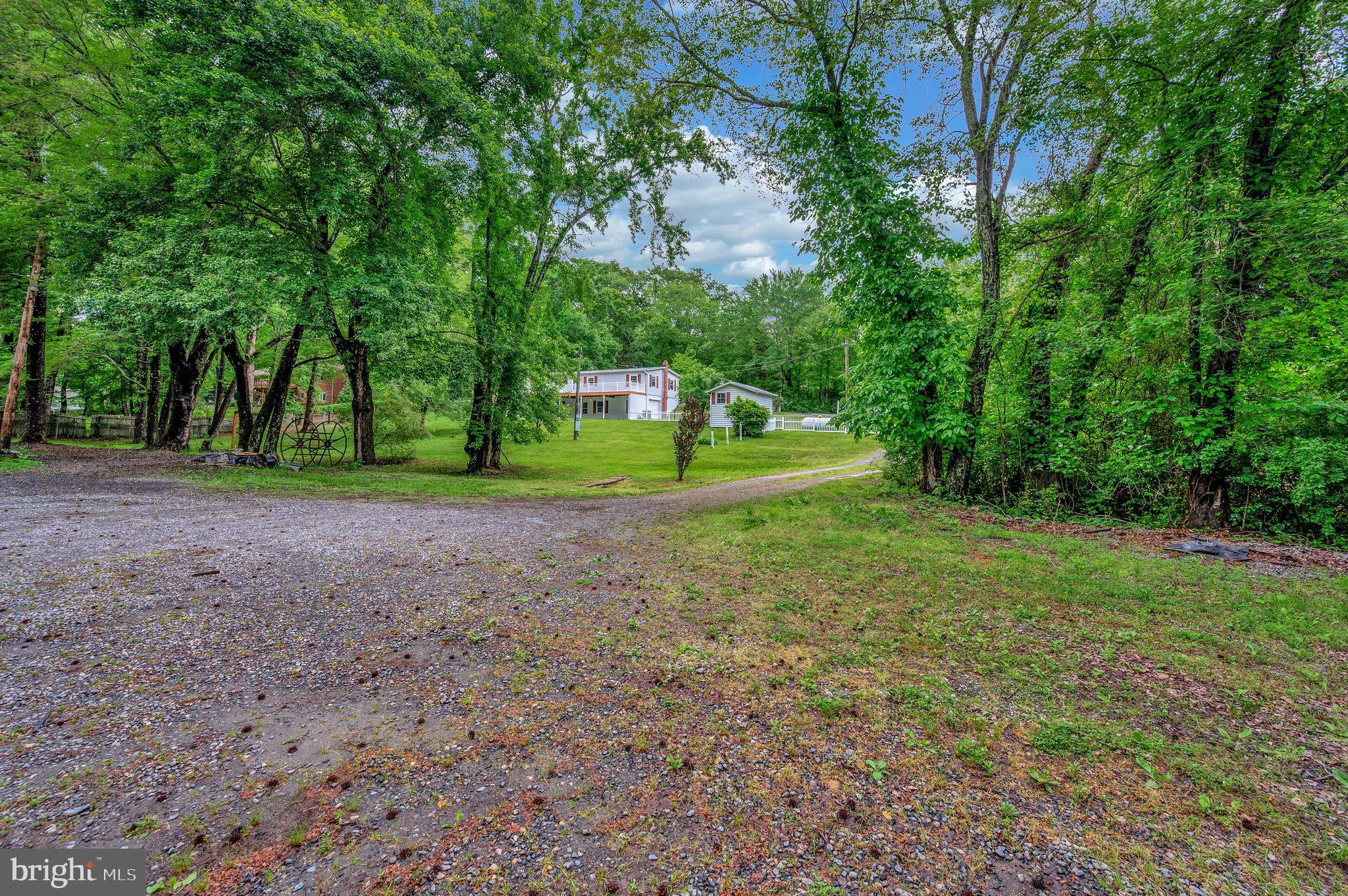 82 Hall Ln
