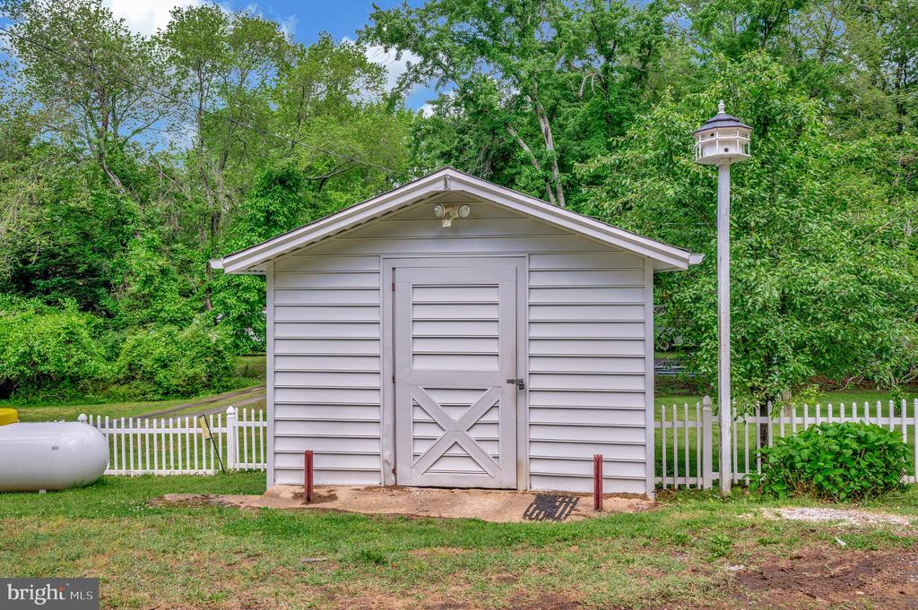 82 Hall Ln