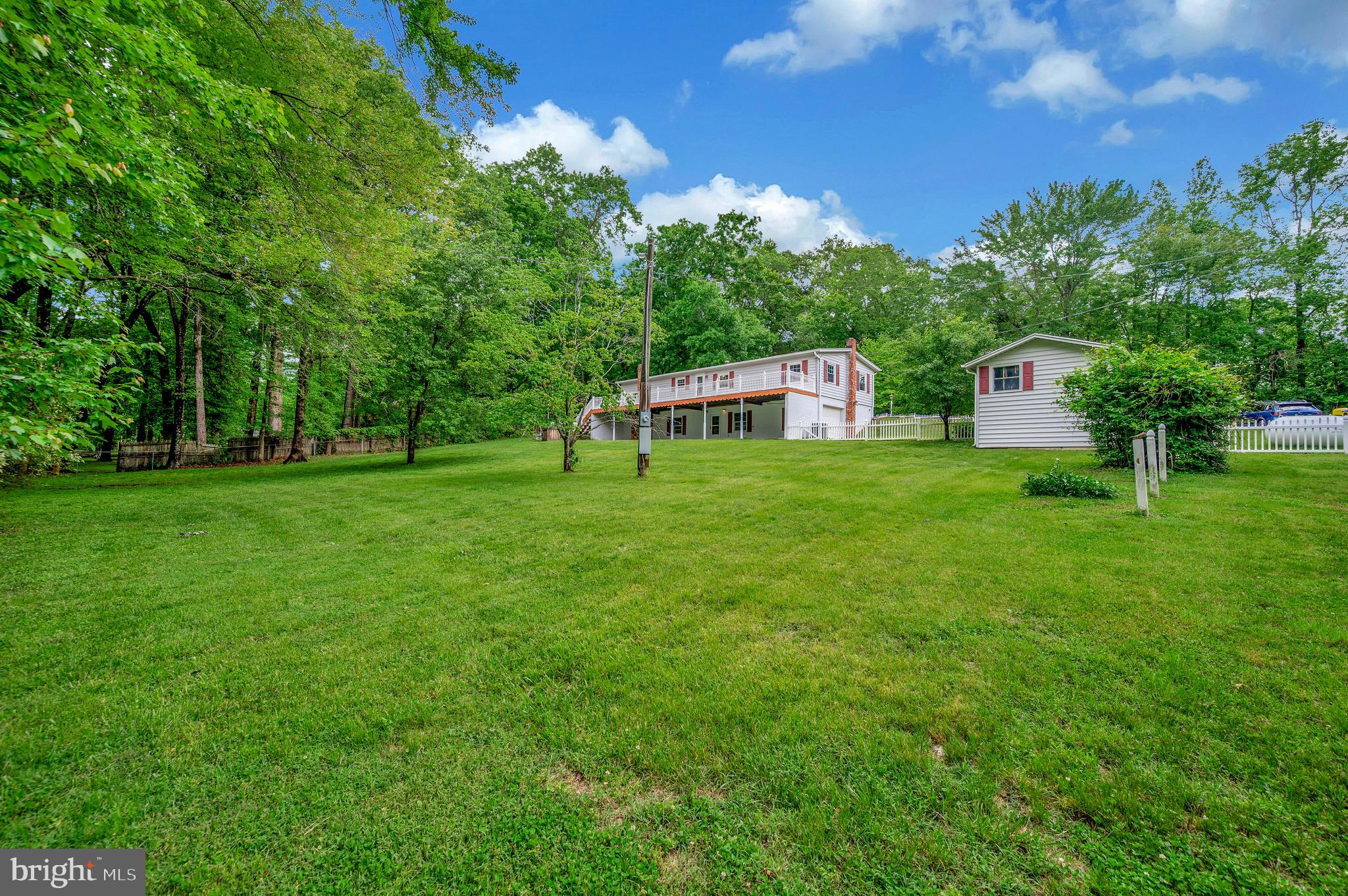 82 Hall Ln