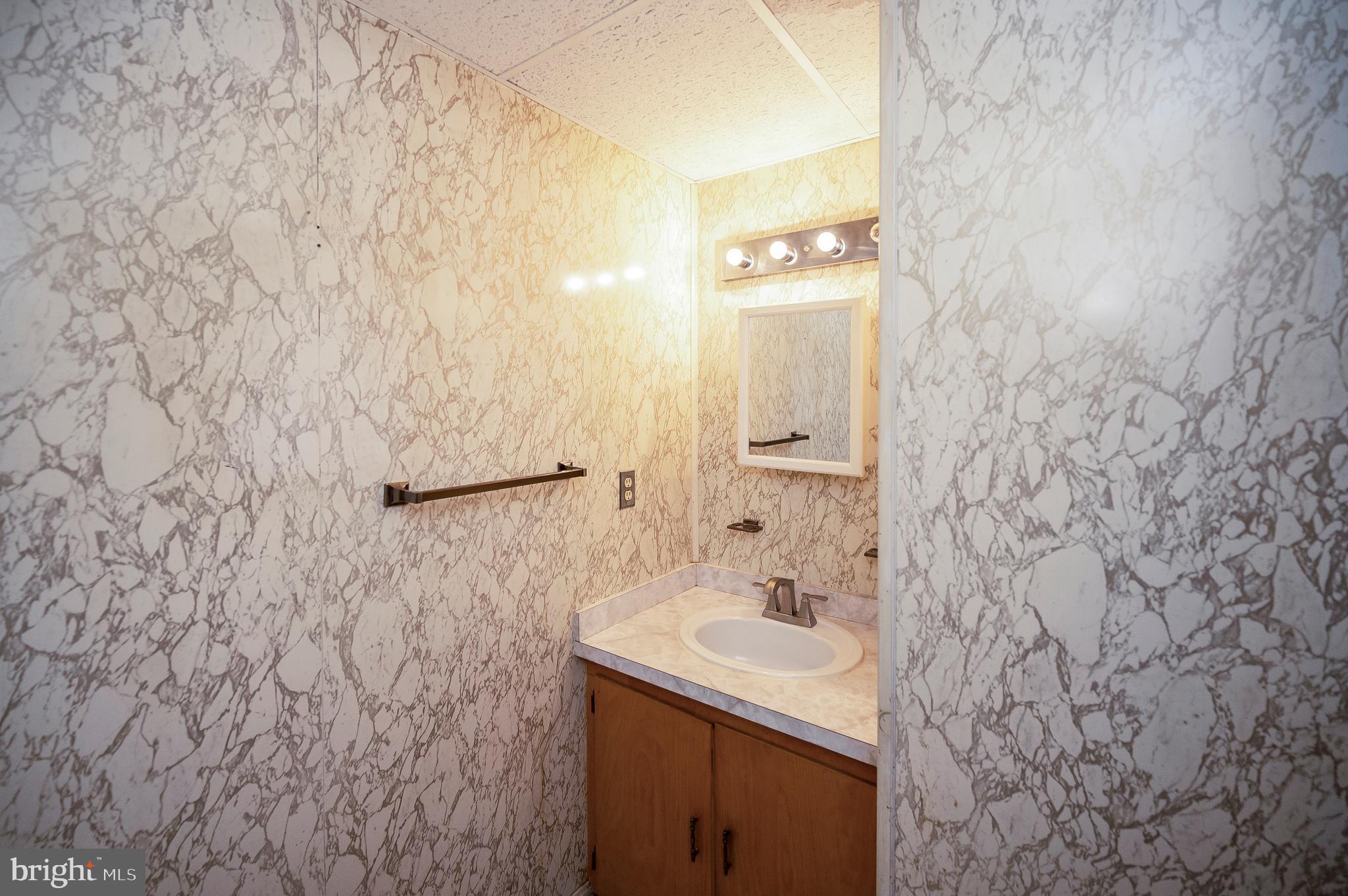 82 Hall Ln