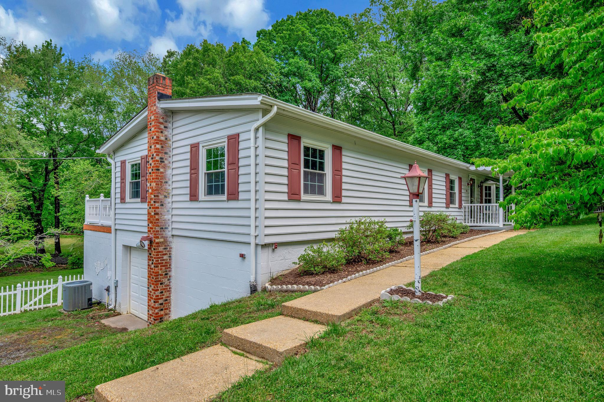 82 Hall Ln