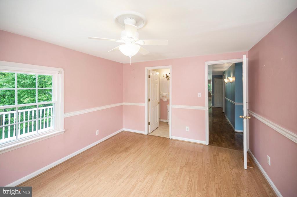 82 Hall Ln