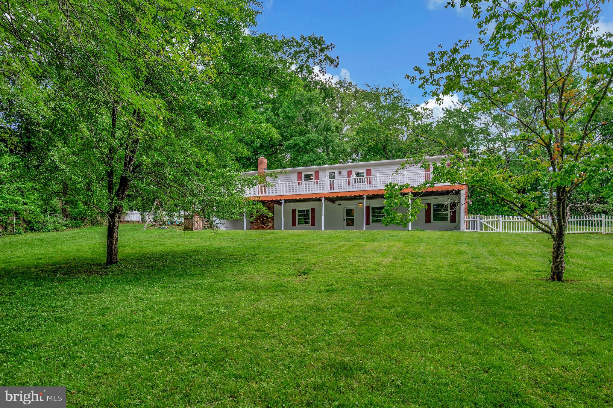 82 Hall Ln