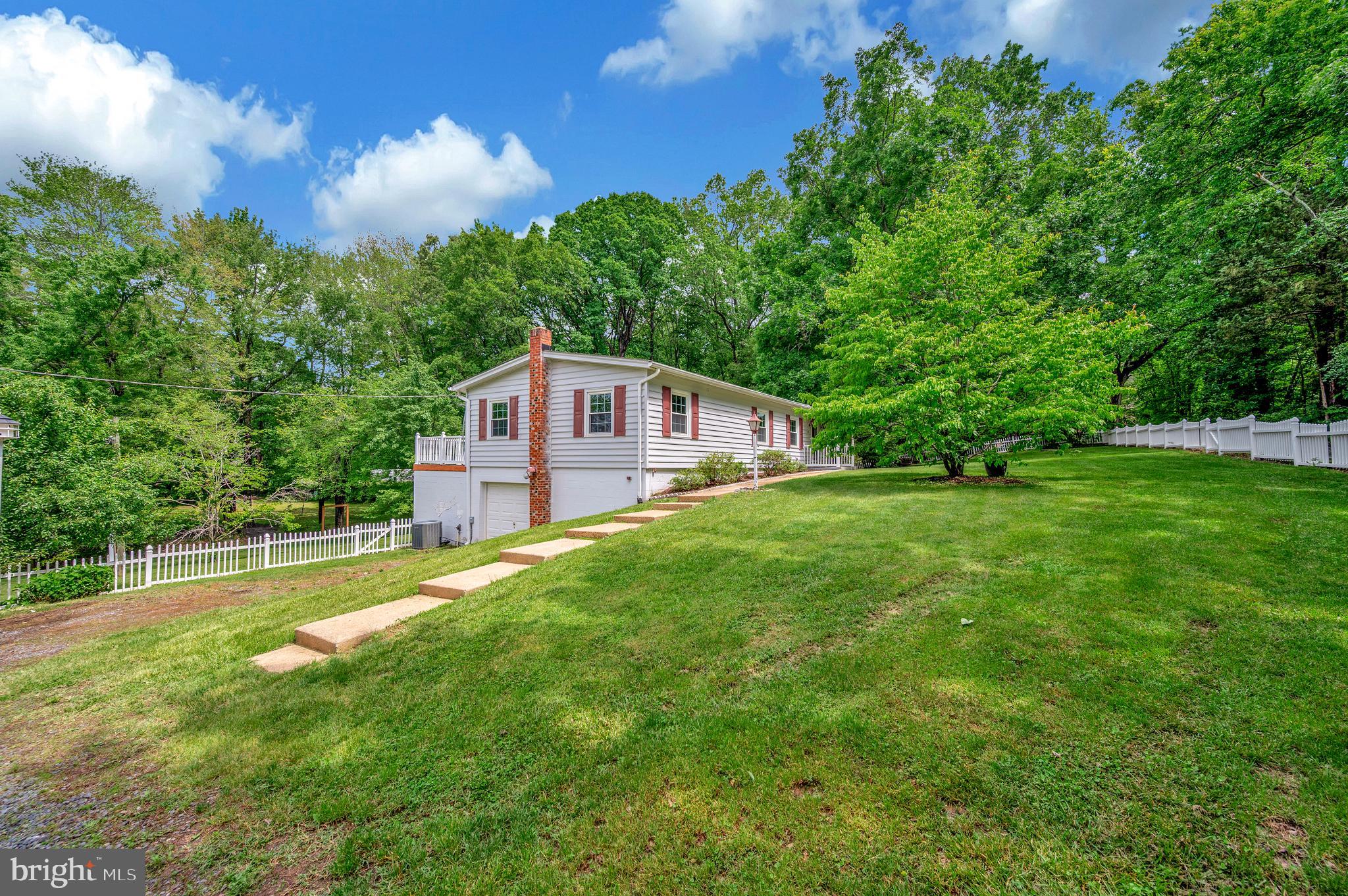 82 Hall Ln