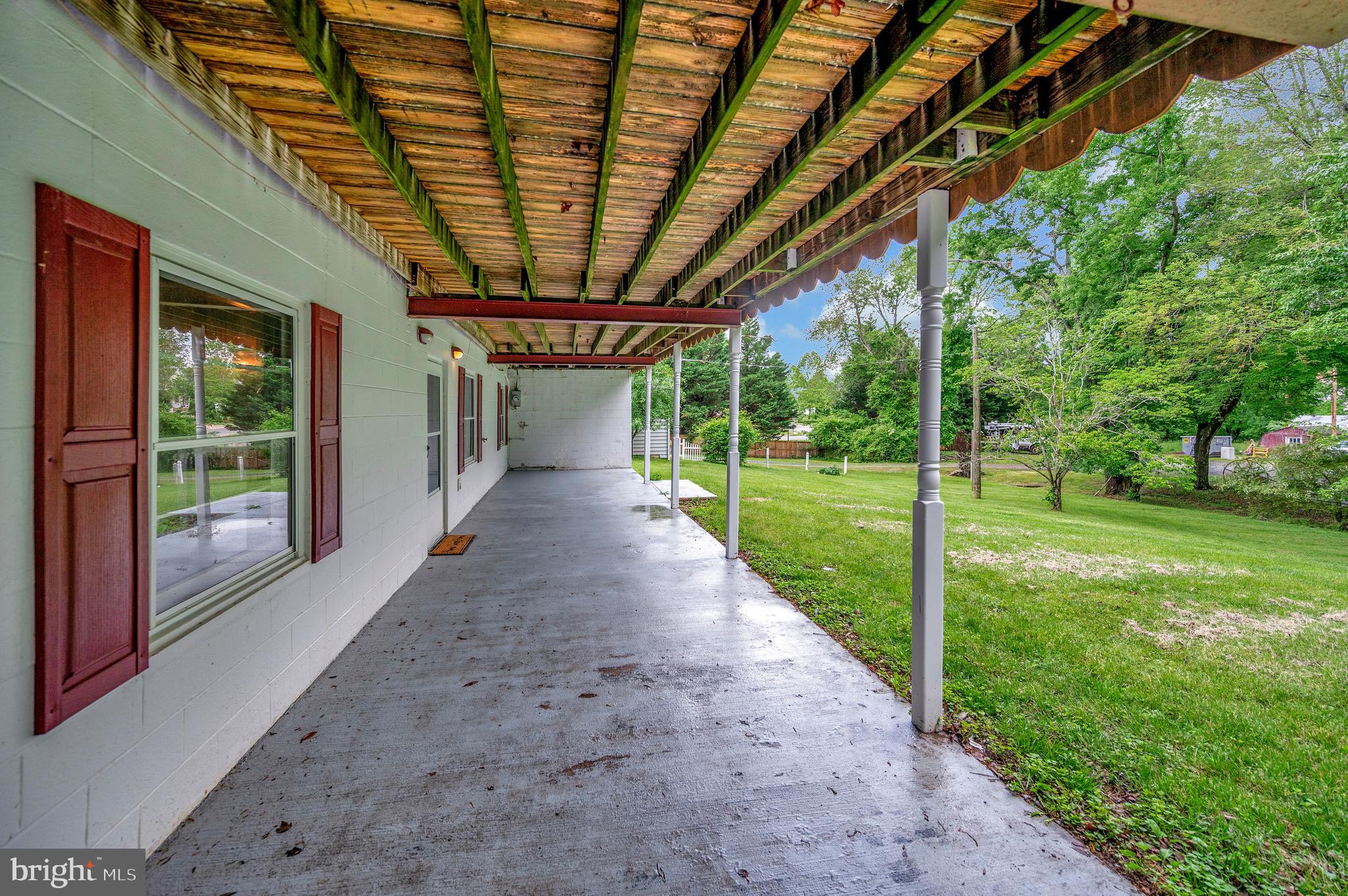 82 Hall Ln