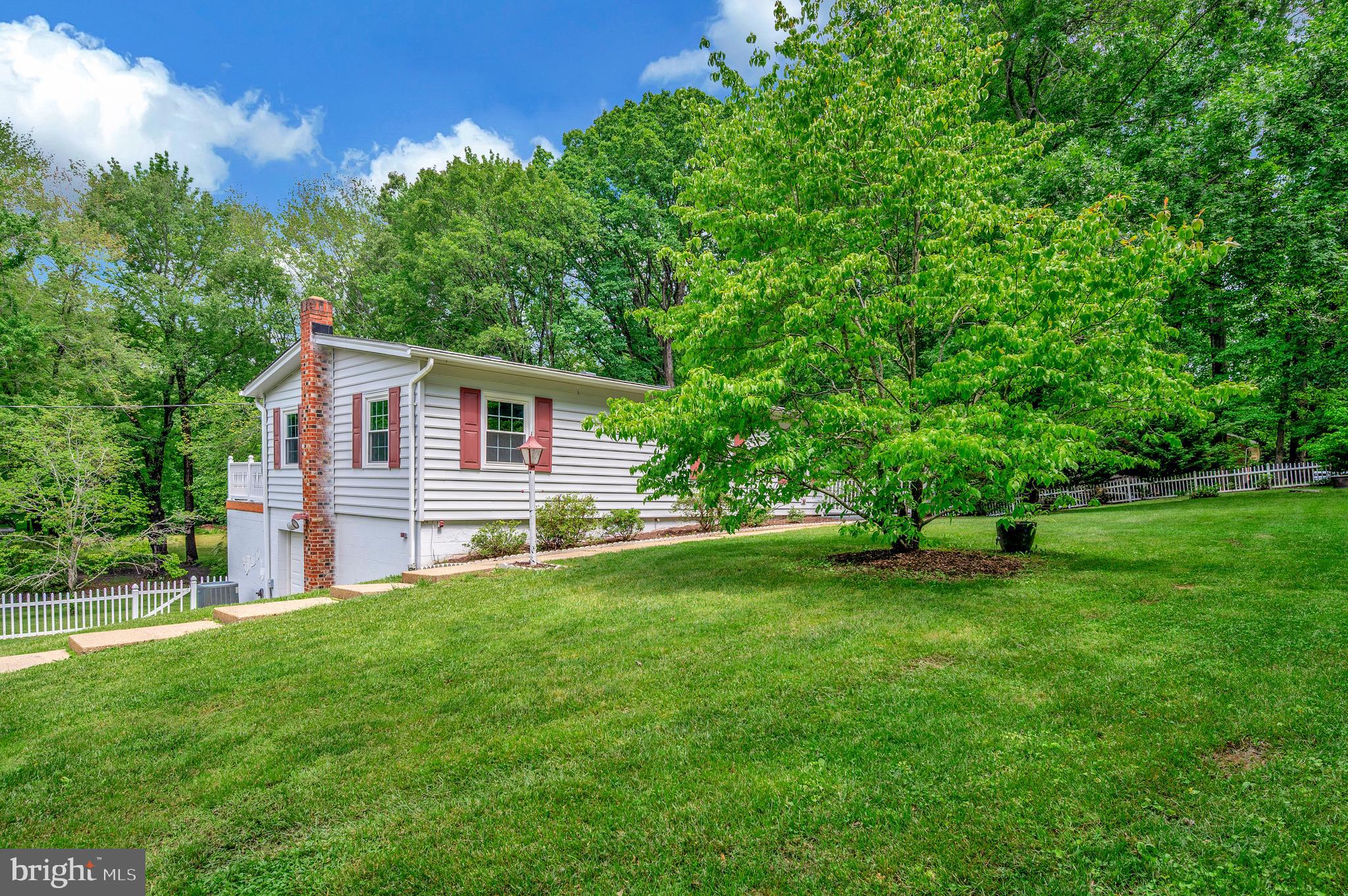 82 Hall Ln