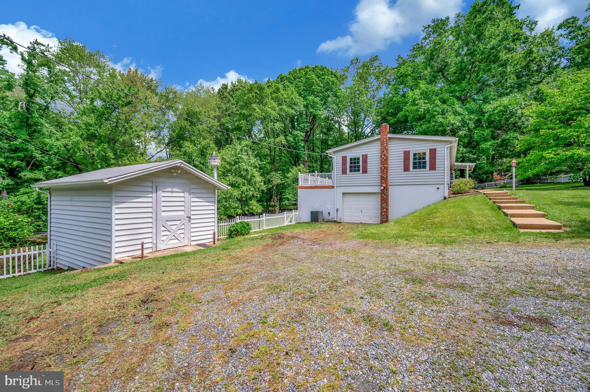 82 Hall Ln