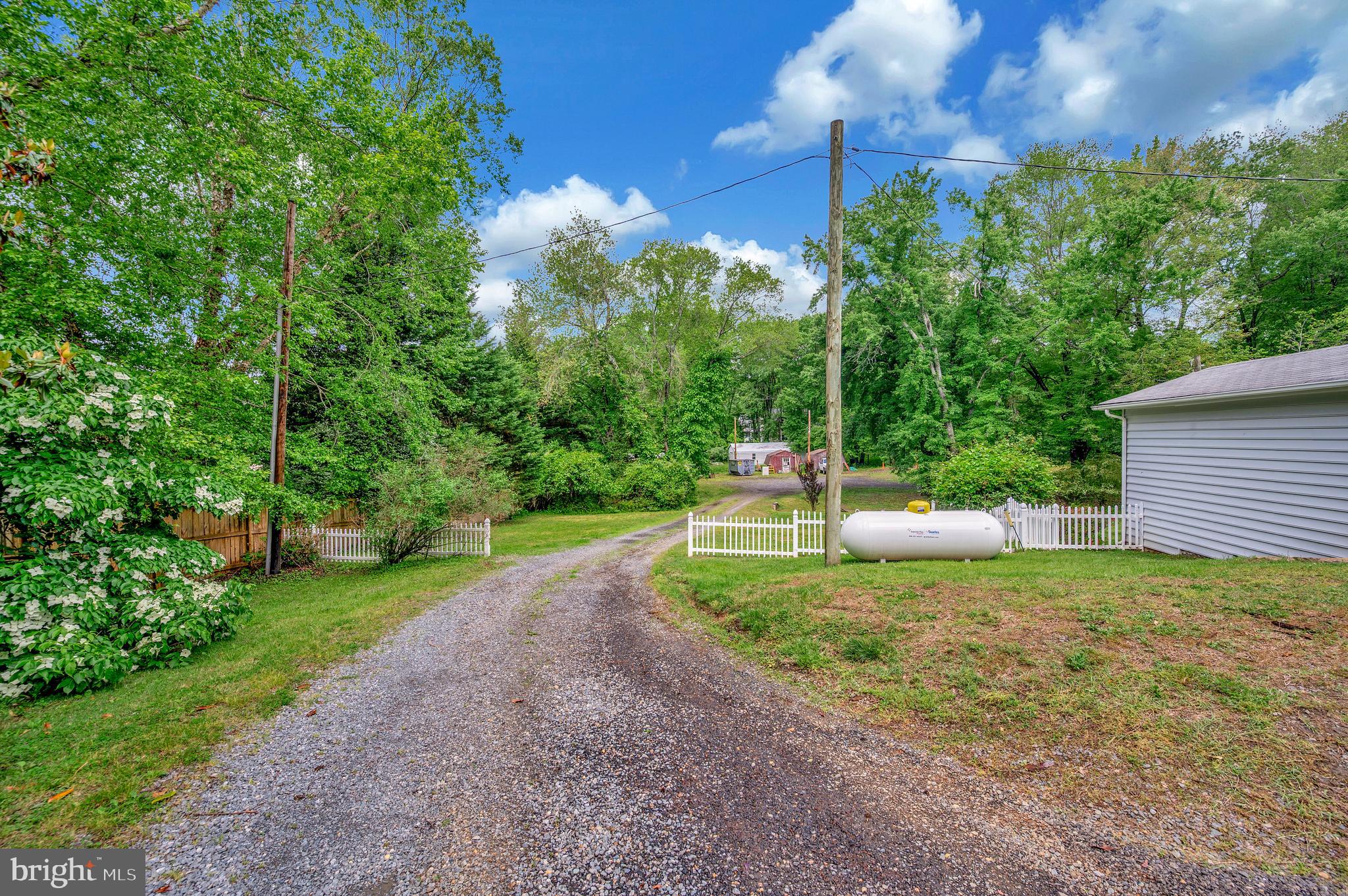 82 Hall Ln