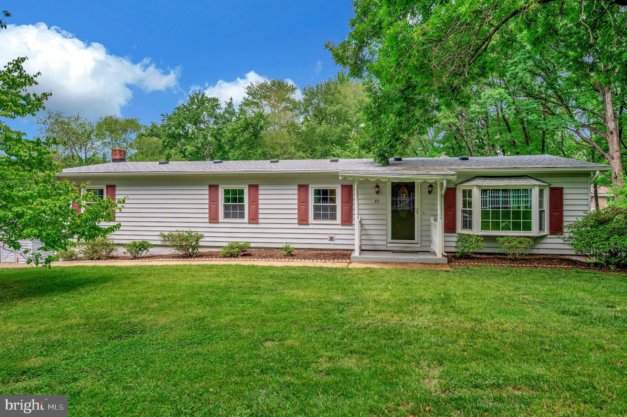 82 Hall Ln